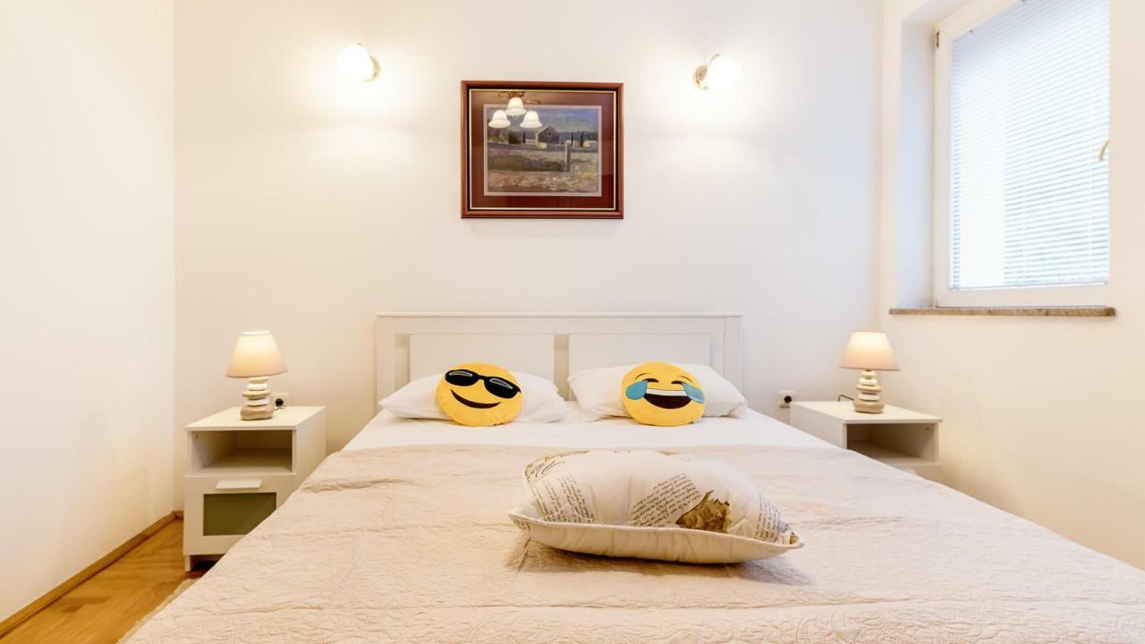 Central Apartment Smiley - Free Parking Загреб Екстер'єр фото